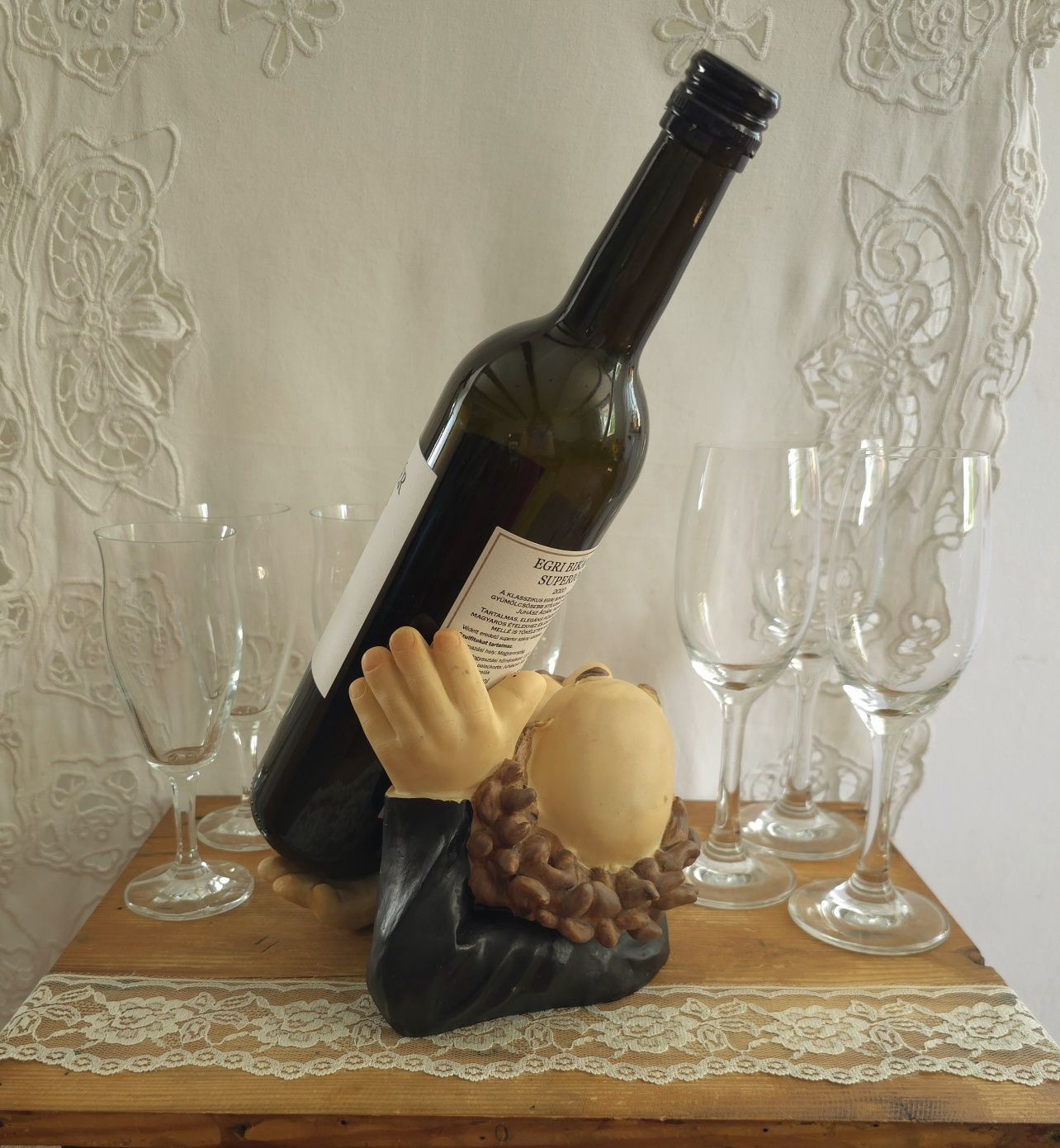 Stojak na wino kelner figurka z tworzywa na butelkę wina