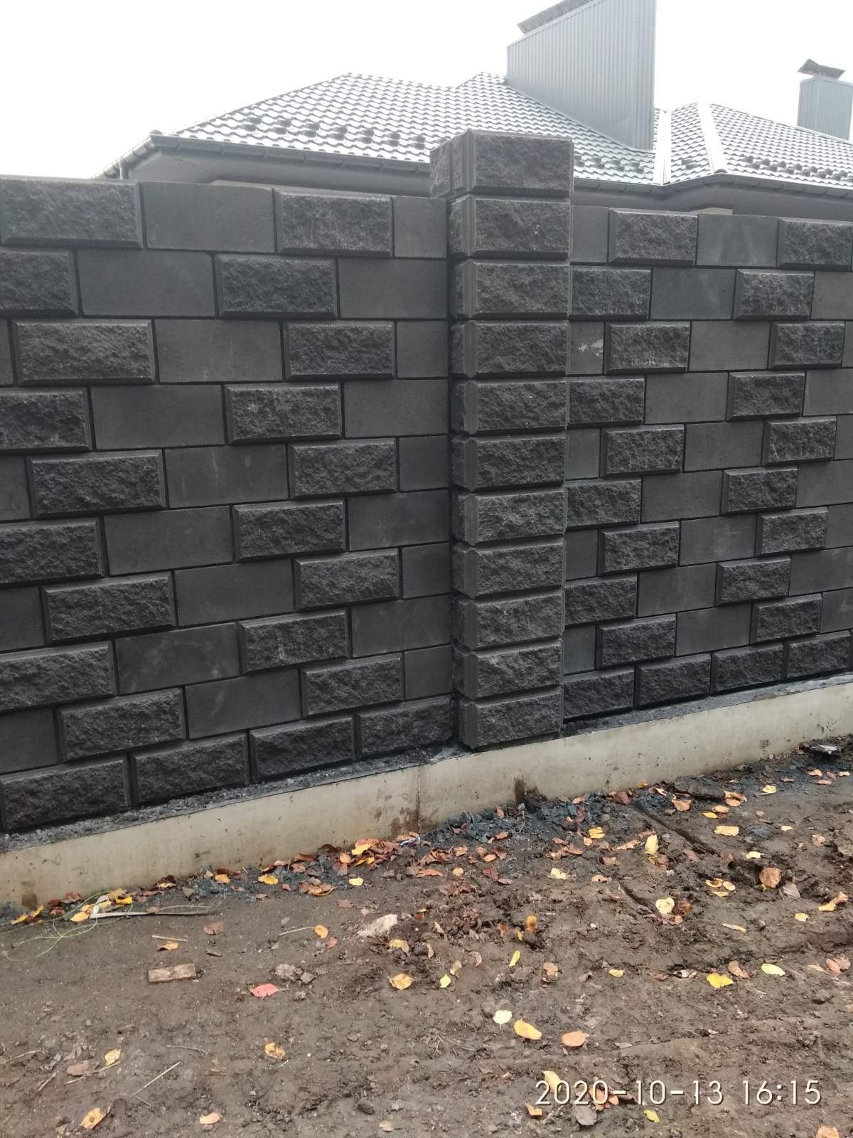 Будуємо паркани із блоків, цегла. Виводимо цоколь із сірих блоків.