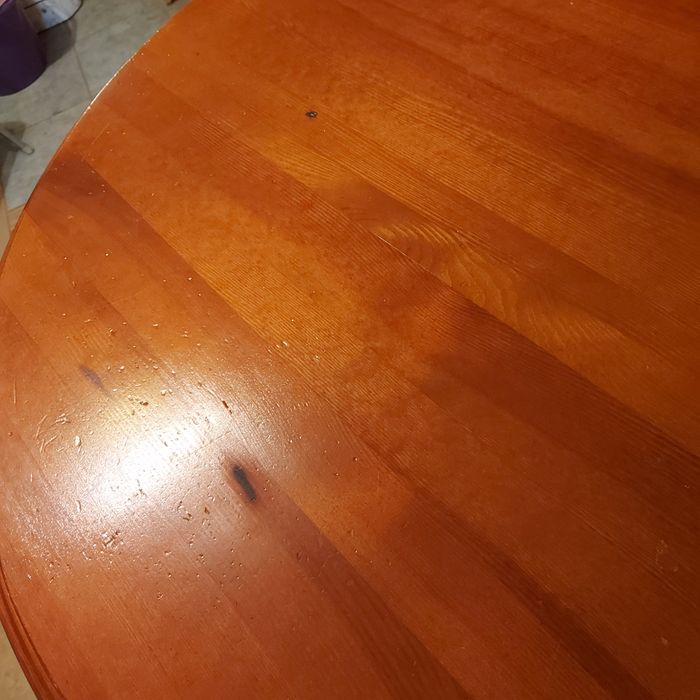 Drewniany  okrągły stół zdobiony