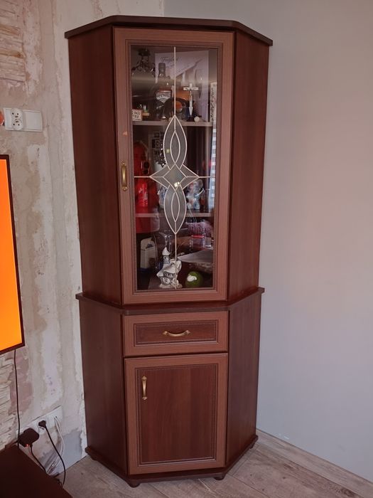 Witryna narożna (komoda z przeszklonymi drzwiami)