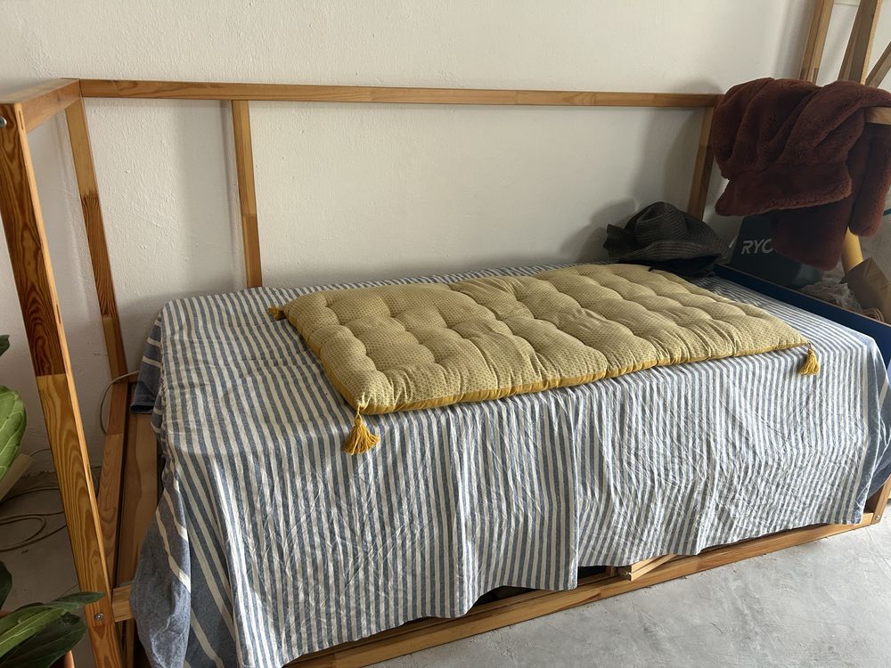 Cama KURA. Cama reversivel do IKEA com colchao( mais curto que a cama)
