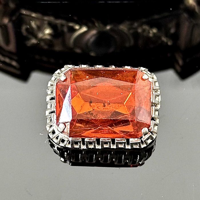 Srebrna broszka z kamieniem cytrynowym z Anglii końca lat 60. XX wieku