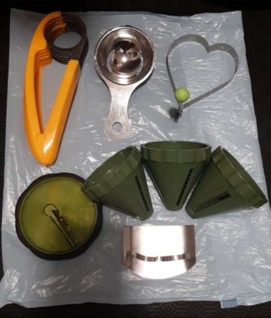 Vários utensílios de cozinha novos nunca usados