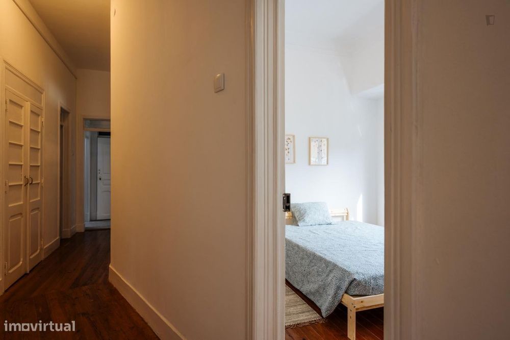 564083 - Quarto com cama de casal em casa com 4...