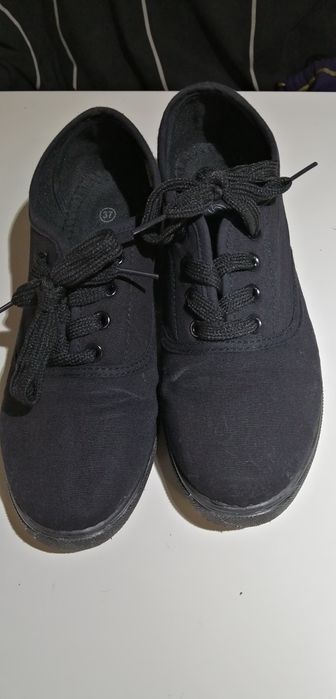 Calçado ténis pretos