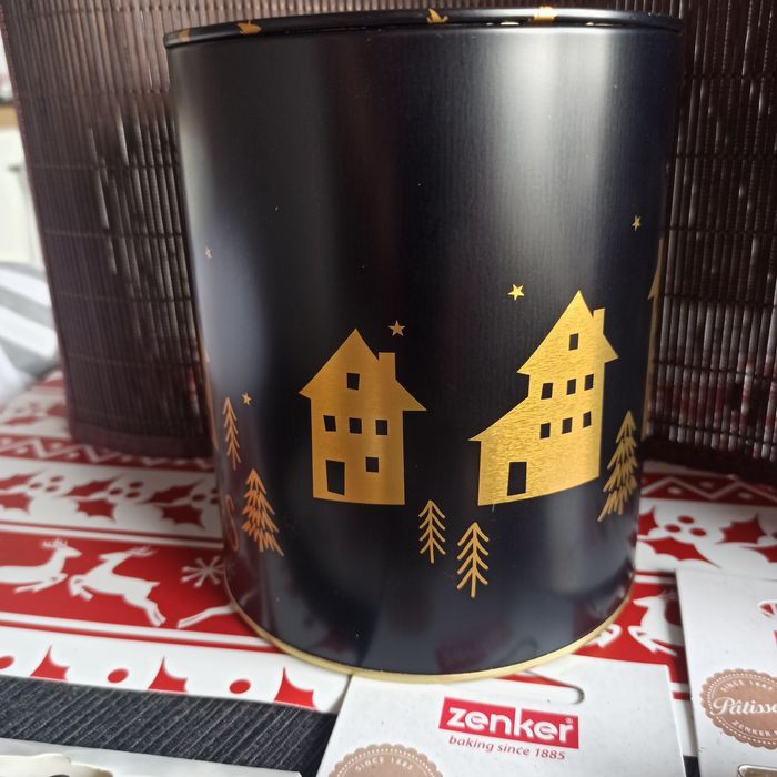 Zestaw świąteczny. Puszka na ciasto + foremki do ciastek i mafinek