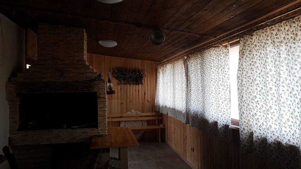 Будівля на фасаді дороги під комерційну діяльність: магазин, СТО, тощо