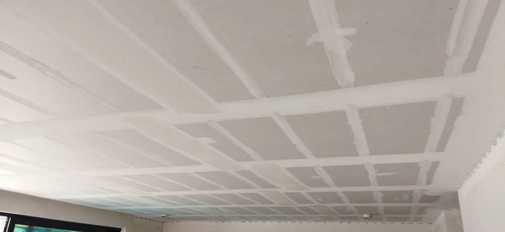 Docieplenia poddaszy wełną, sufity podwieszane, malowanie