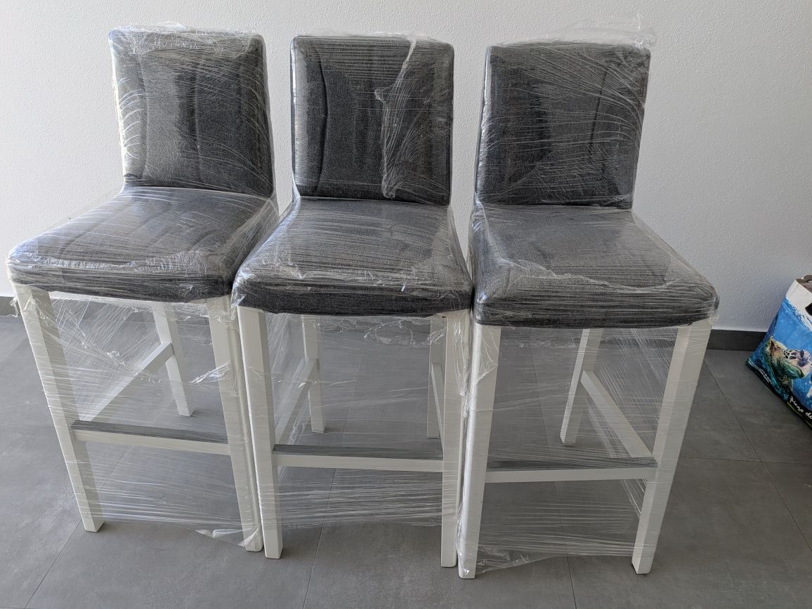 Vendo 3 cadeiras pé alto BERGMUND em bom estado. Com capa / tecido