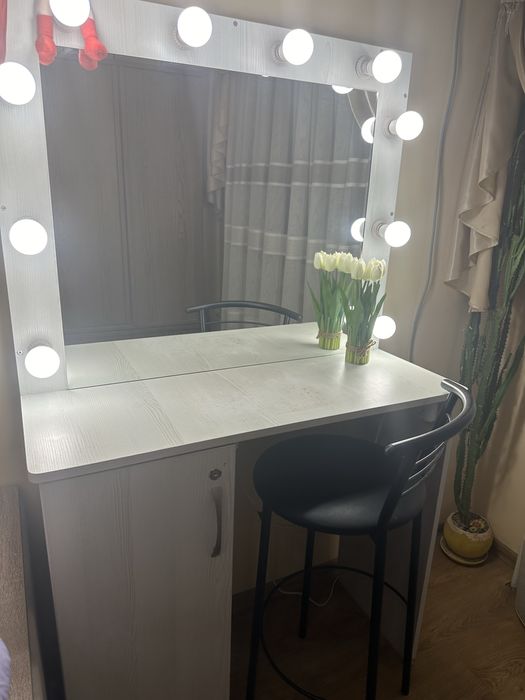 Стіл для макіяжу зі стільцем