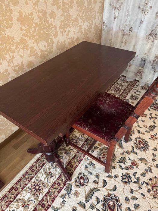 диван розкладний б/в , кухонний стіл + стільці