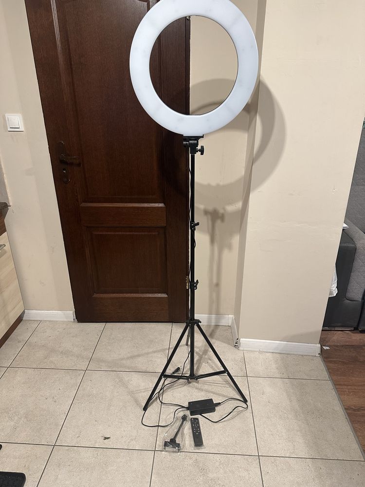 Lampa ze stojakiem led pierscieniowa