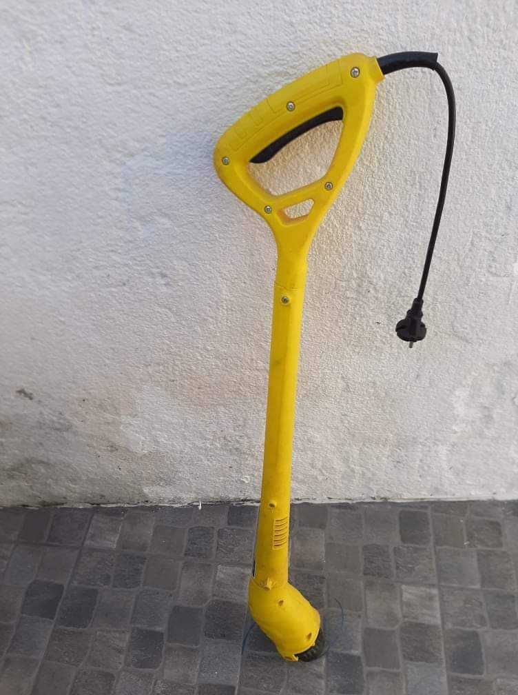Aparador de relva elétrico incompleto