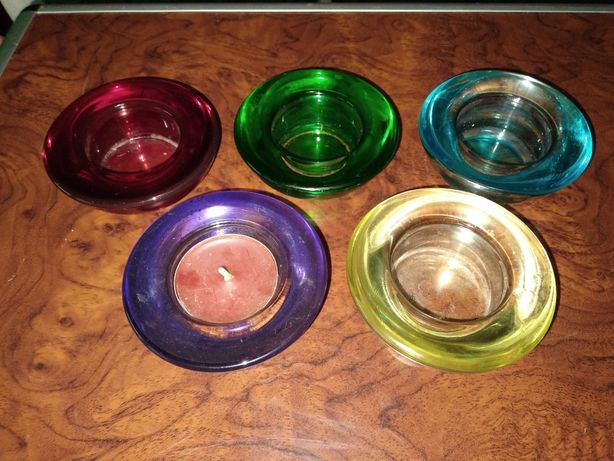 Pięć kolorowych szklanych świeczników