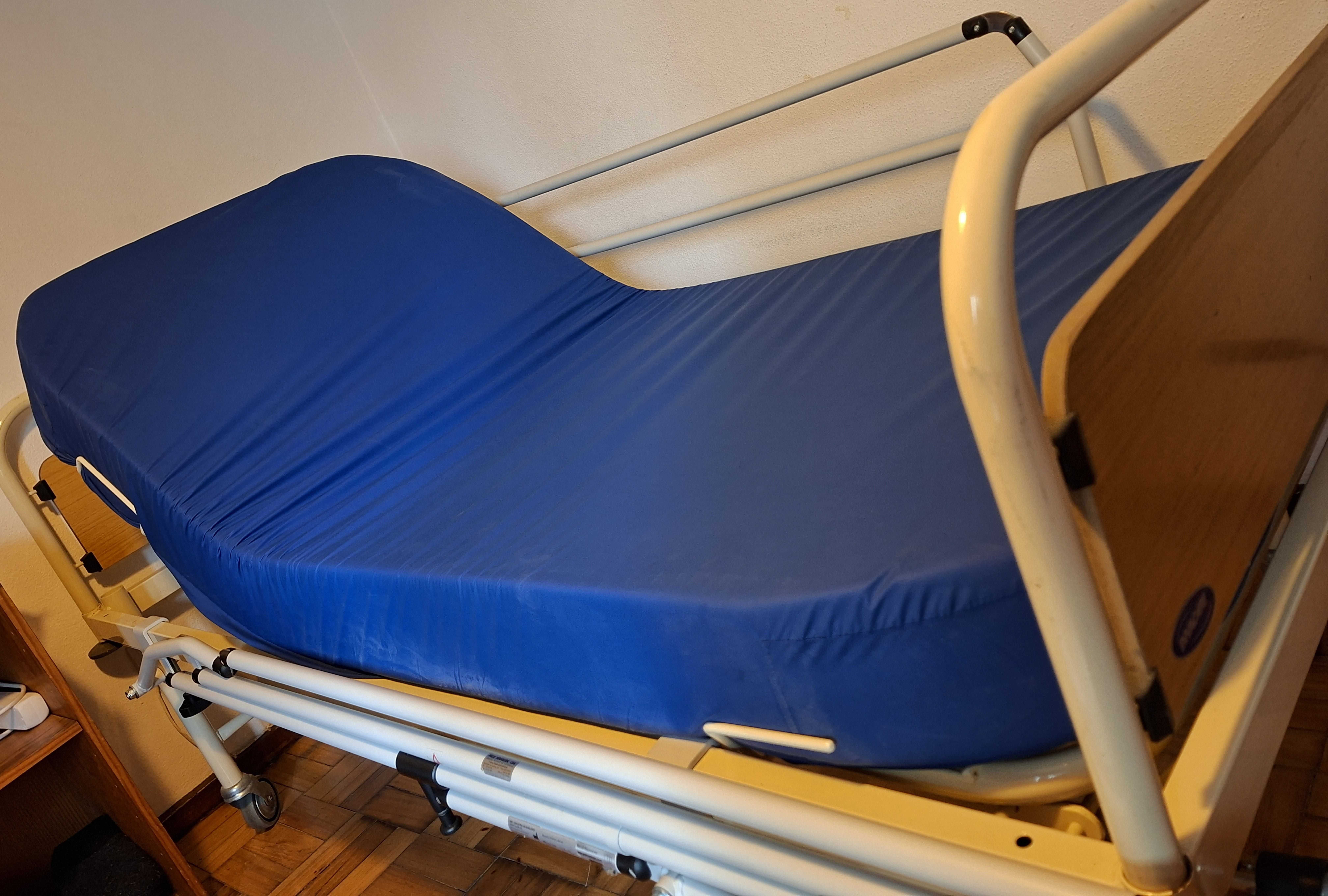 Cama articulada manual com grades rebatíveis (Invacare)