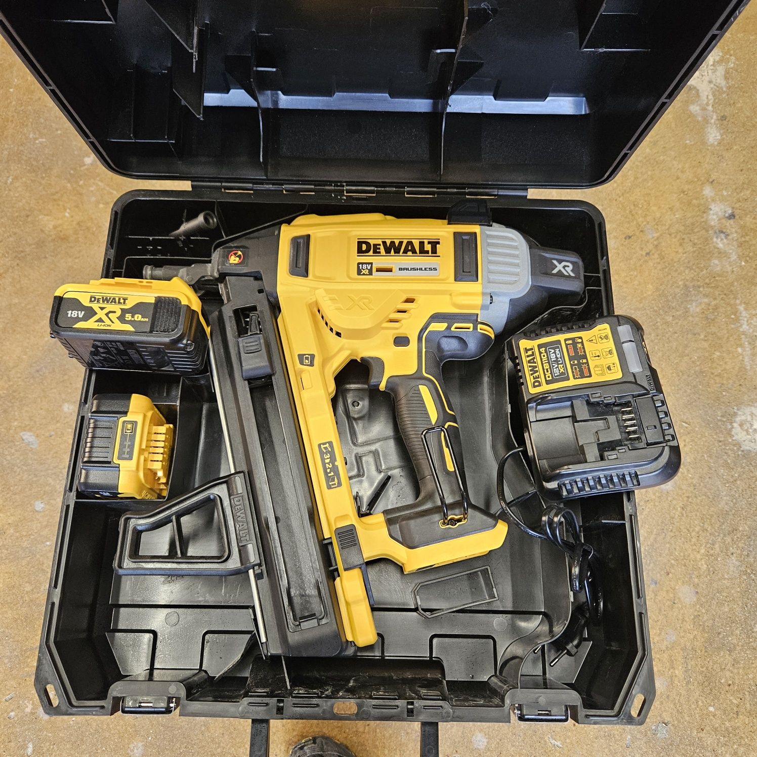 Gwoździarka Dewalt DCN 890 N