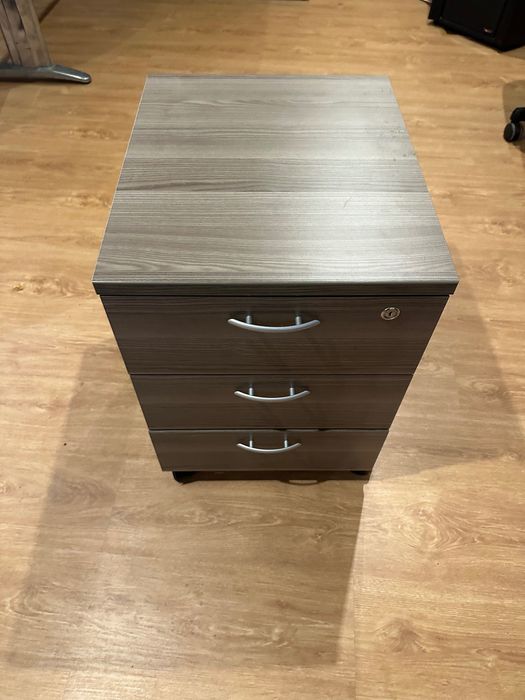 Conjunto de escritório - Secretaria, mesa e cadeiras, armarios