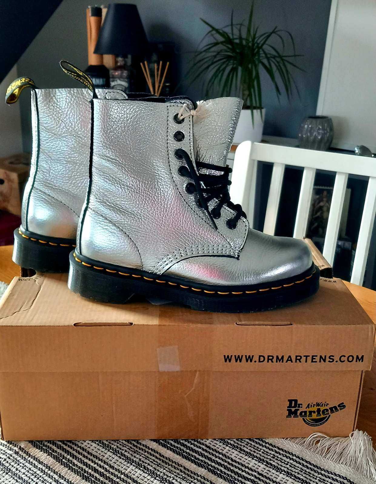 Nowe buty Dr. Martens Pascal Met Silver roz. 36