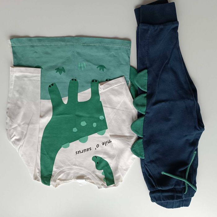 Komplet dla fana DINOZAURÓW marki H&M rozmiar 92 - wystające elementy