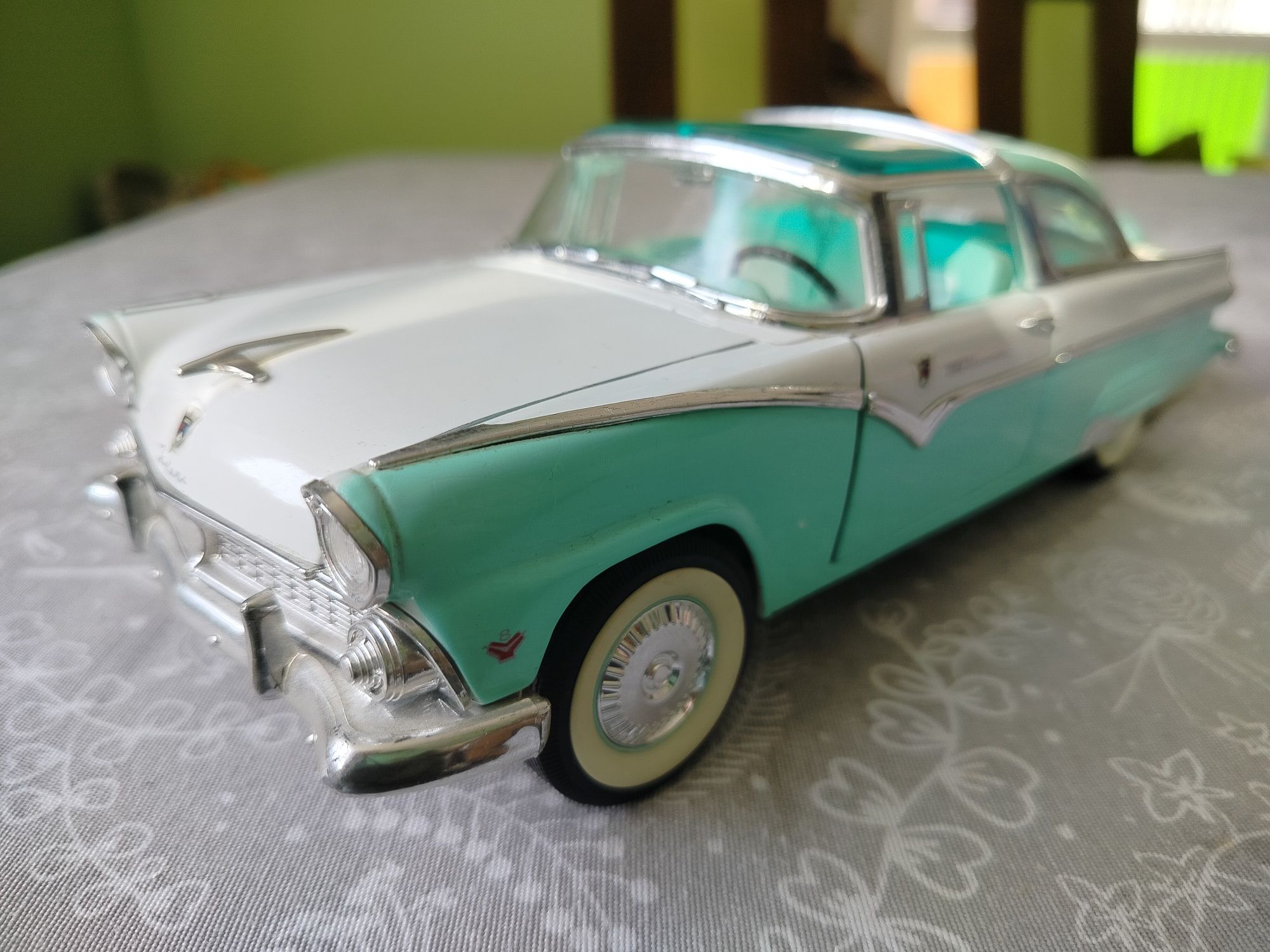 Model starego  auta 1:18