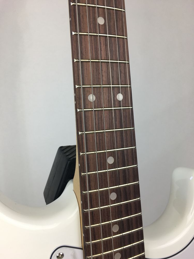 Biała gitara elektryczna typu Stratocaster Aria Pro II stg-004 Hss
