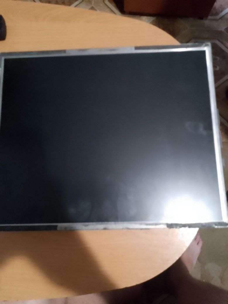 Продам  мониторы 18.8