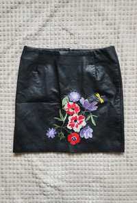 Czarna skórzana spódnica z kwiatowym haftem H&M