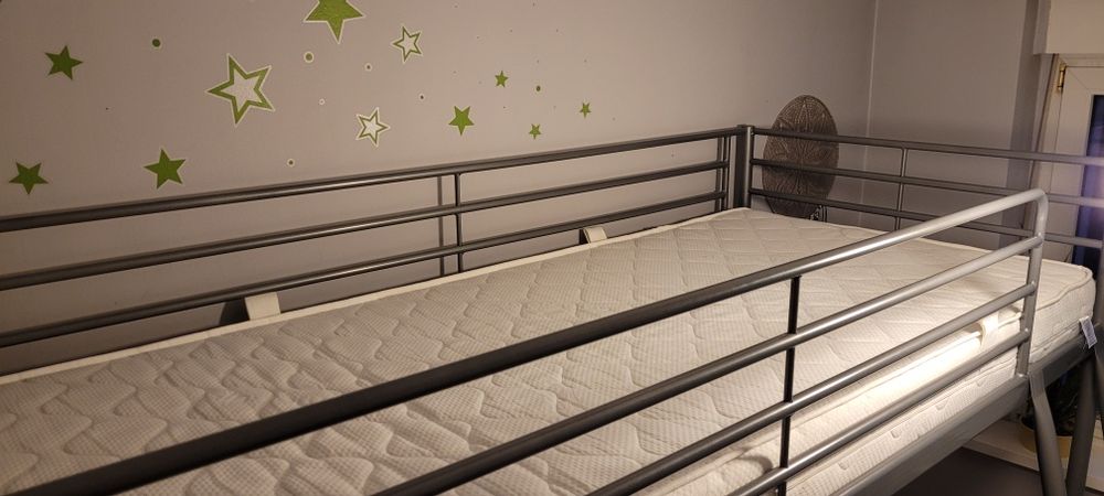 Łóżko piętrowe Ikea SVARTA z biurkiem i materacem. Super stan! PoLeCaM