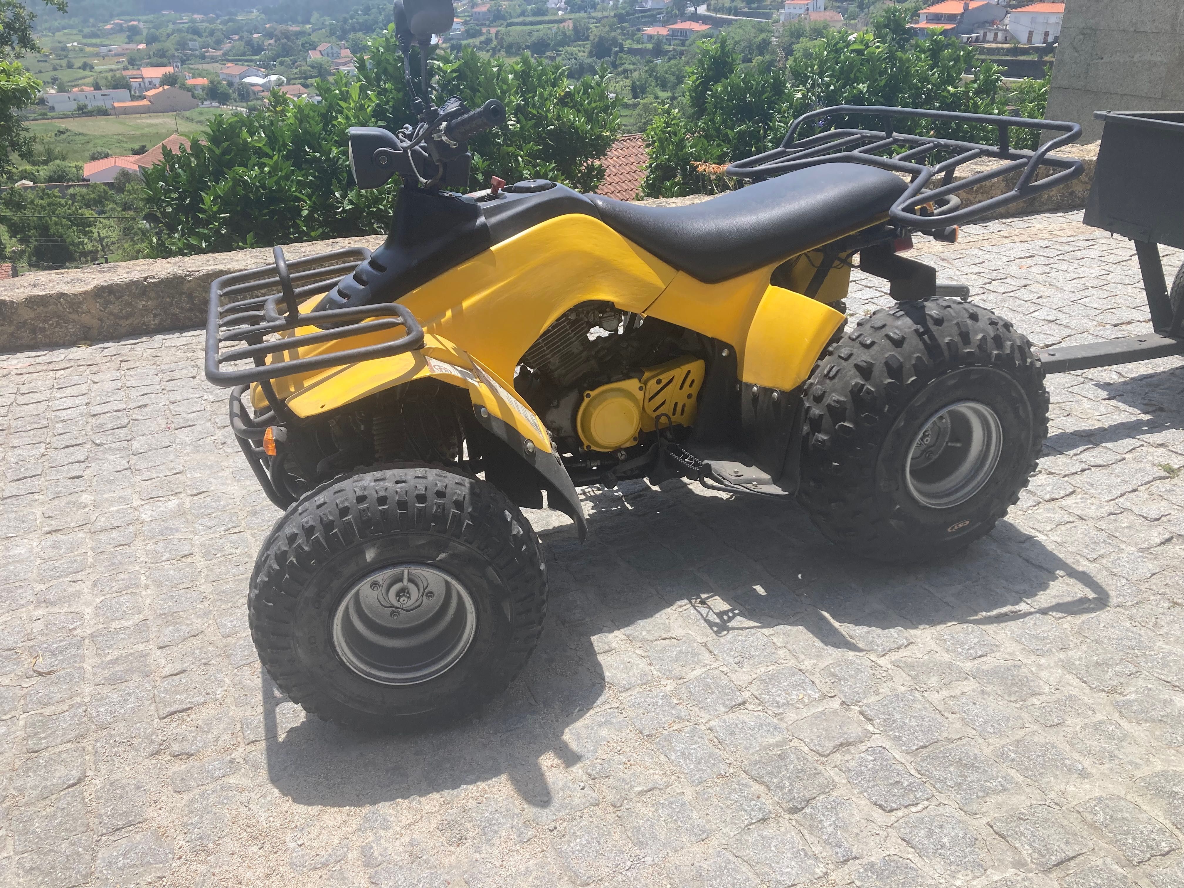Moto 4 Suzuki LT-F 160 Quadrunner com atrelado