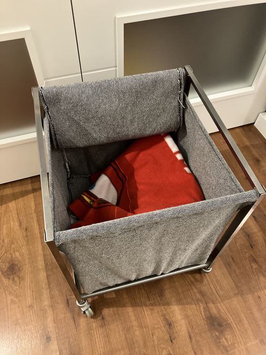 Carrinho de roupa suja