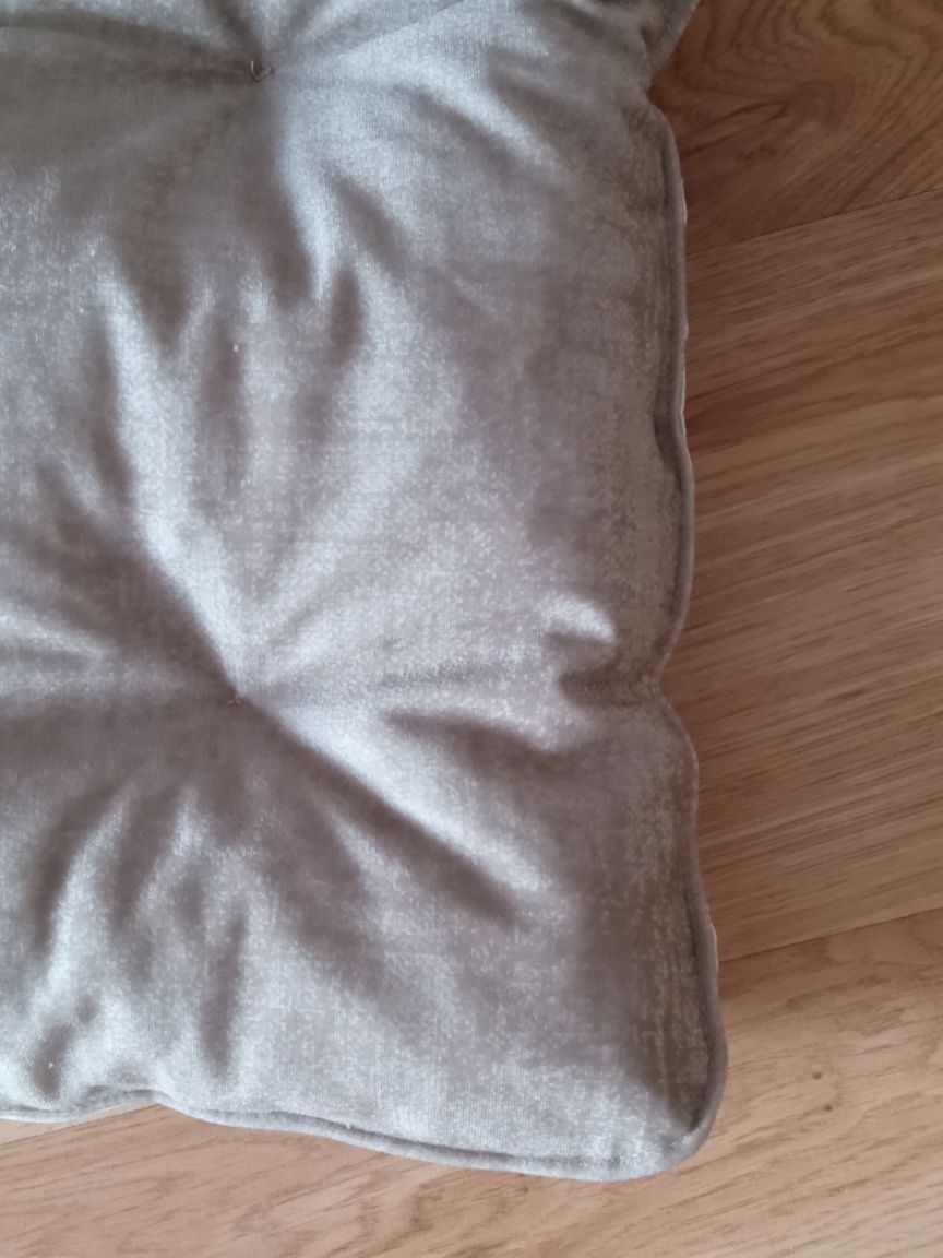 Beżowe poduszki na krzesła