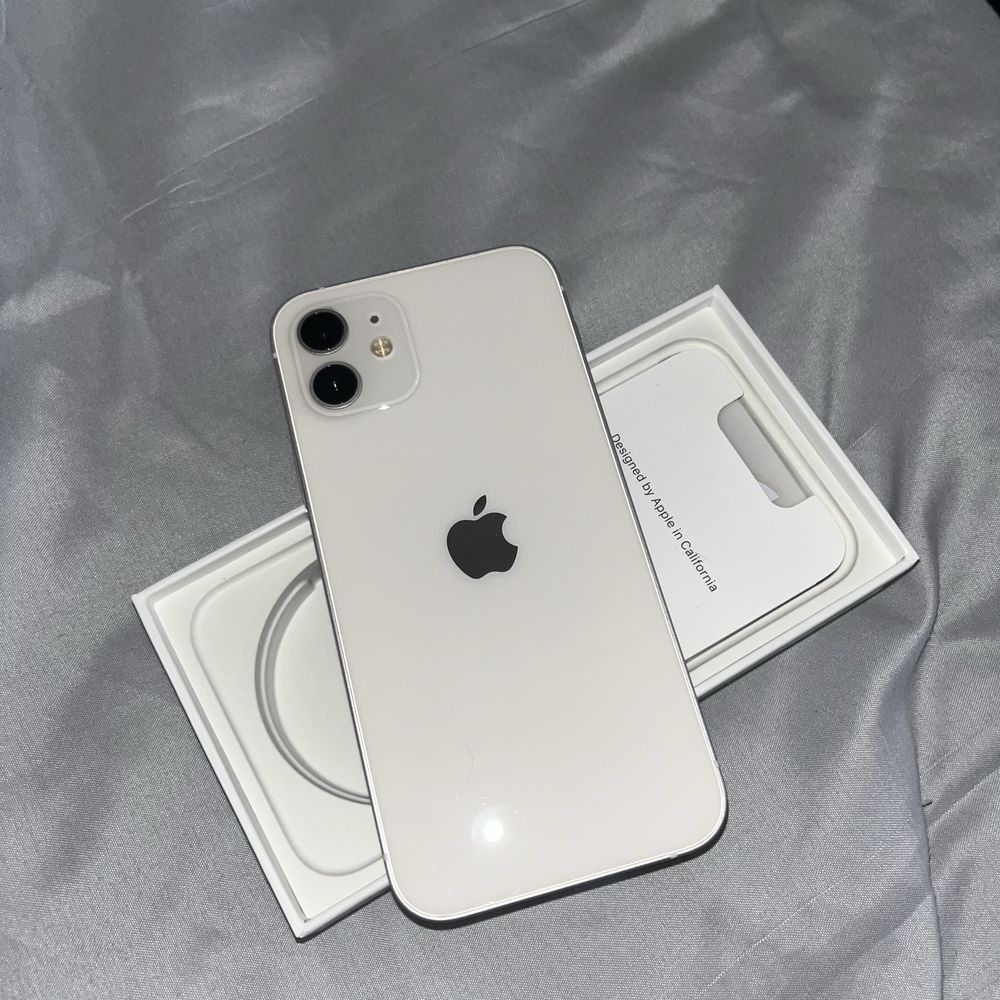продам iPhone 12