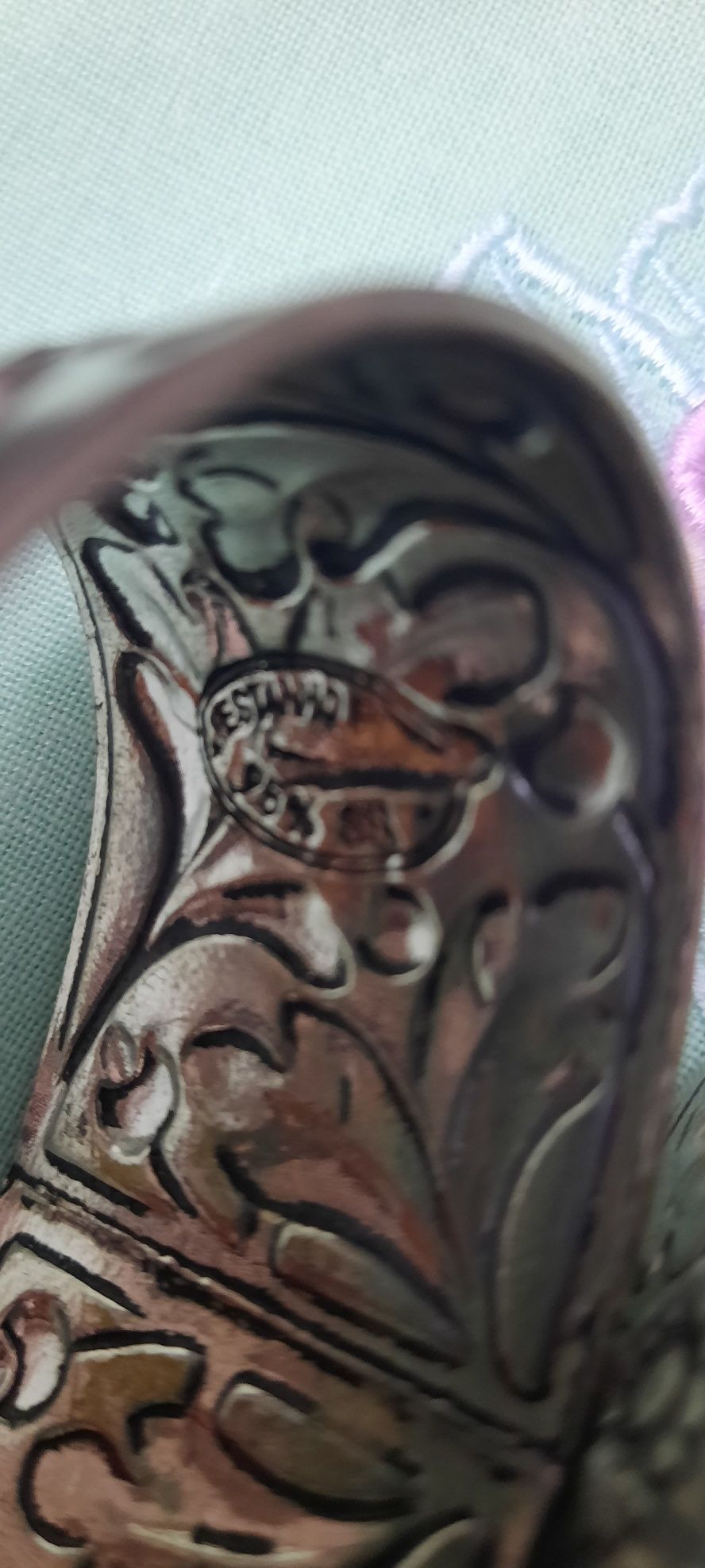 Argolas de guardanapo em estanho fundido
