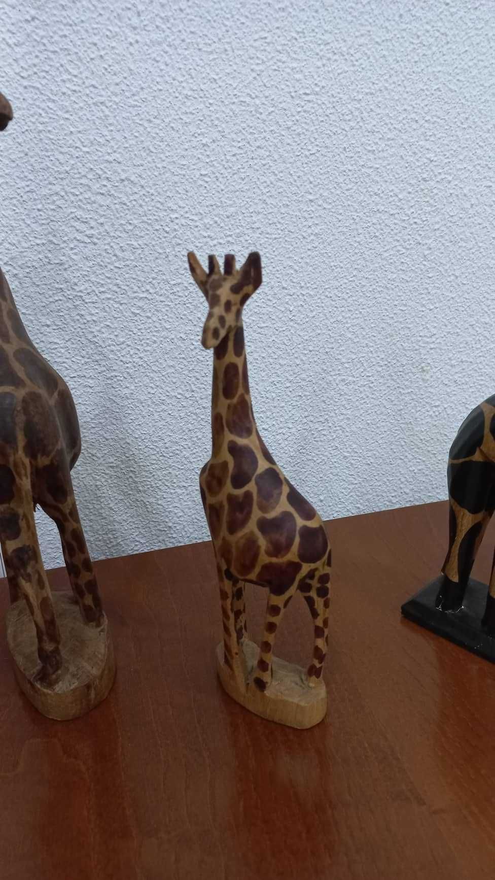 Conjunto de figuras girafas em Madeira