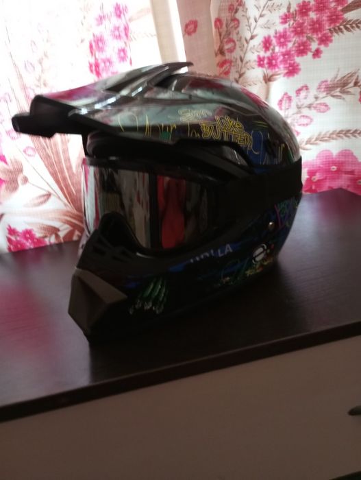 Продам кросовий Шолом в ідеальному стані очки в комплекті