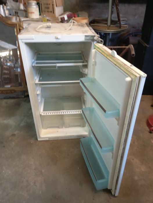 Vendo este frigorífico muito bom estado a trabalhar muito bem