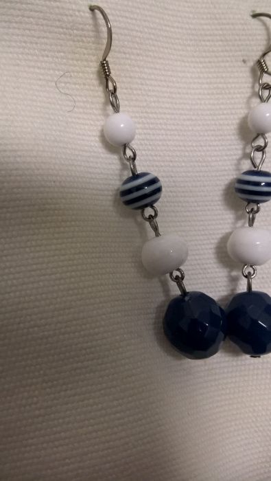 Brincos compridos azuis e brancos