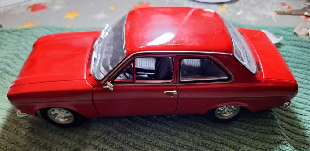 Miniatura escala 1:18 - Ford Escort 1971