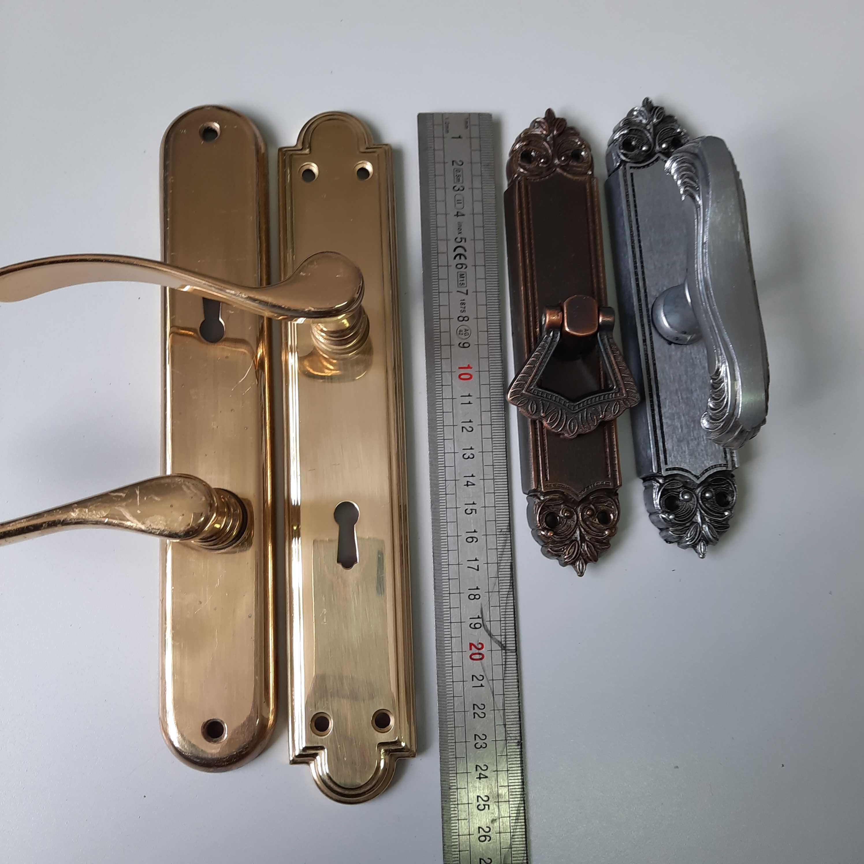 Maçanetas de latão, metal. Vários modelos e tamanhos.