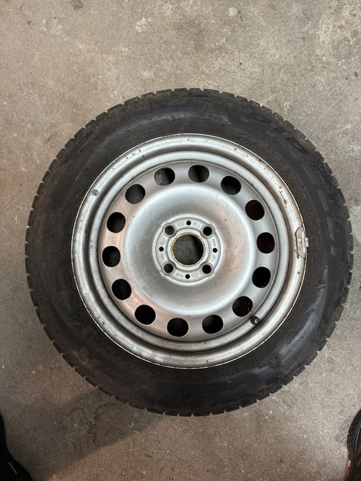 Felgi 4x100 z oponami zimowymi Pirelli 175/65 R15 zimowe