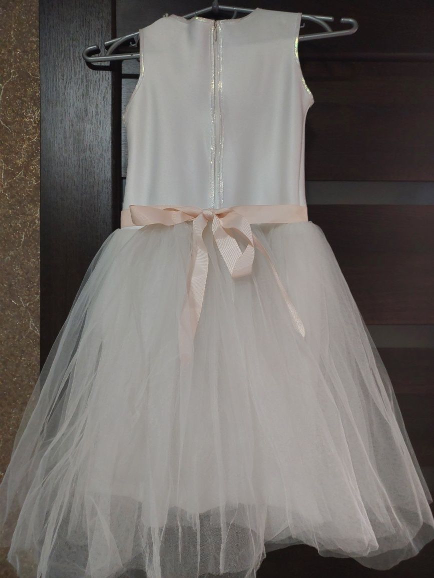 Святкова дитяча сукня білого кольору  з фатином і бантиком 110-130р