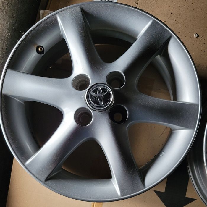 4x Felgi aluminiowe Toyota 15" x 6JJ ET 45 srebrny połysk
15"x6)J ET 4