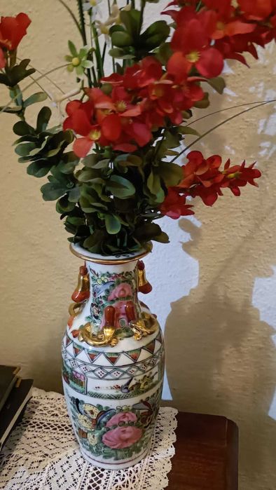 Jarras e poercelanas de cores brilhantes e aconchegantes