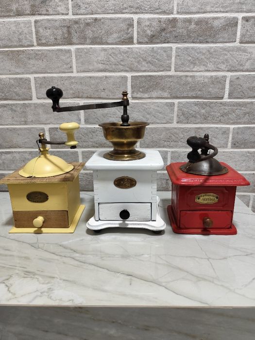 Кофемолки, антикварні великі.