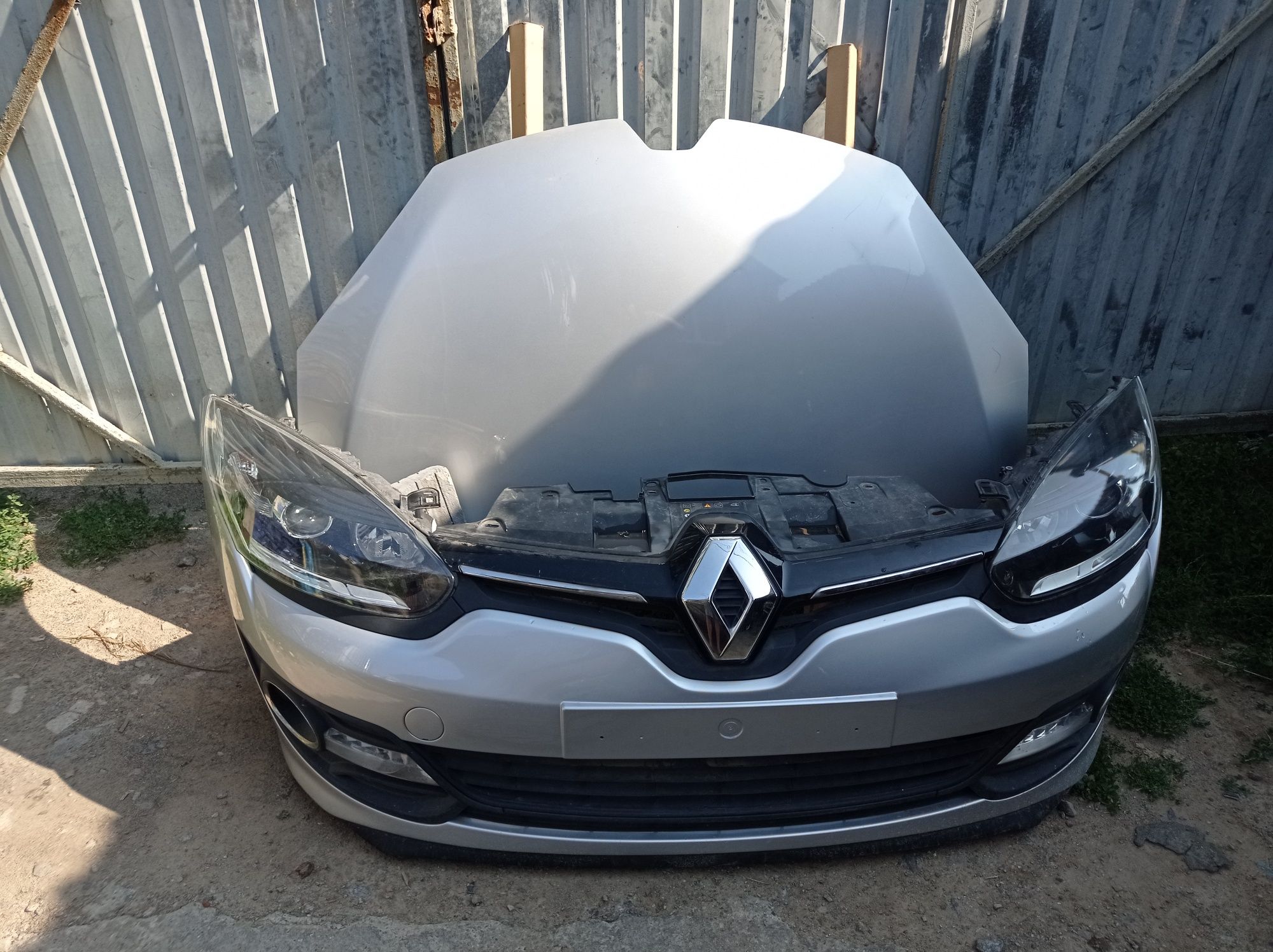 Renault megane 3 рестайлинг 14 - 16 бампер передний колір TED69
