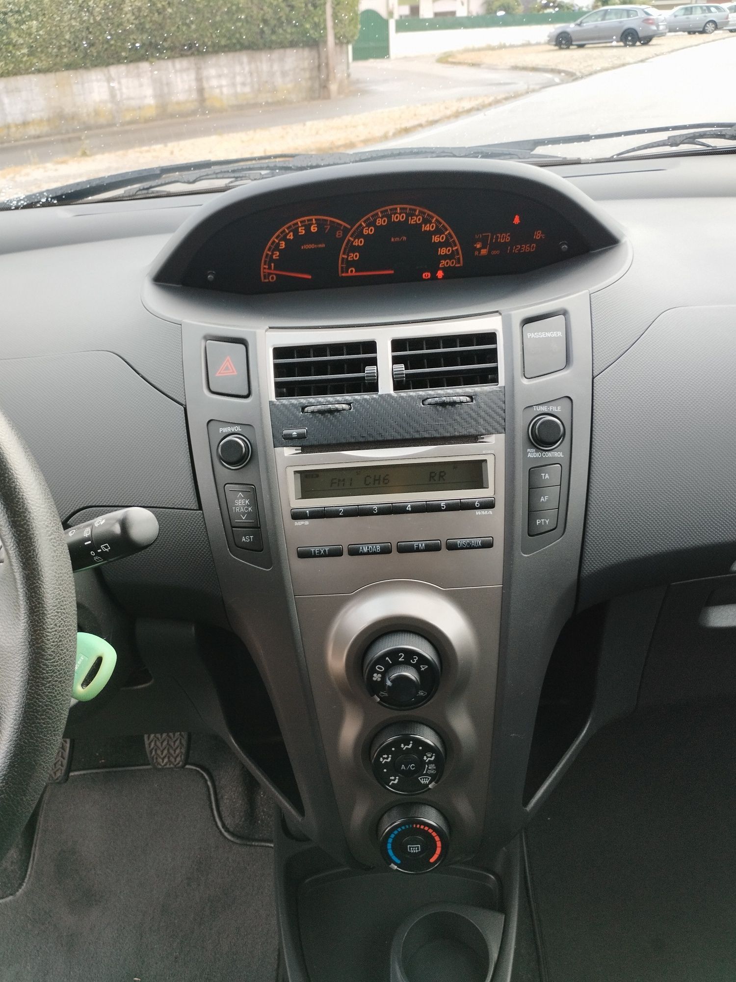 Toyota Yaris1.0-gasolina112.000km-jantes-sensores,etc-só quem quer bom