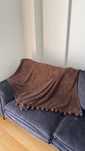 Cobertor marrom 1,60 x 1,25 com pompons decorativos