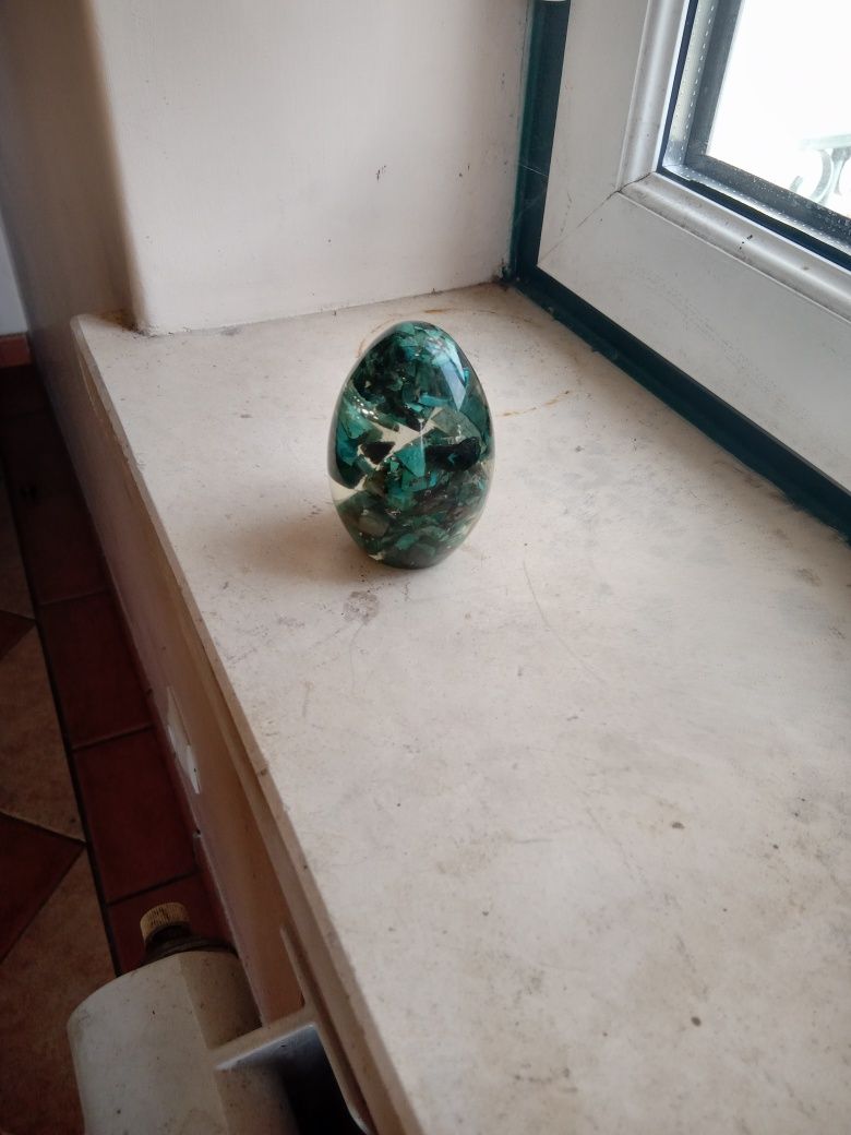 Ovo com fragmentos de malaquite