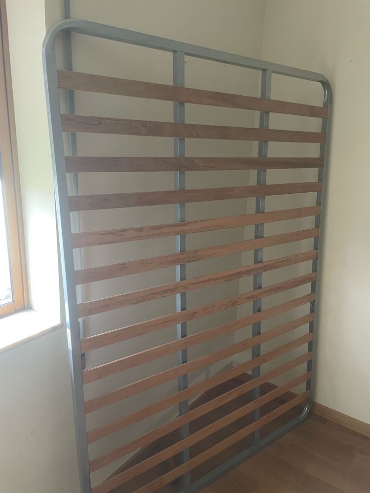 Cama em madeira maciça + comoda + espelho bom estado