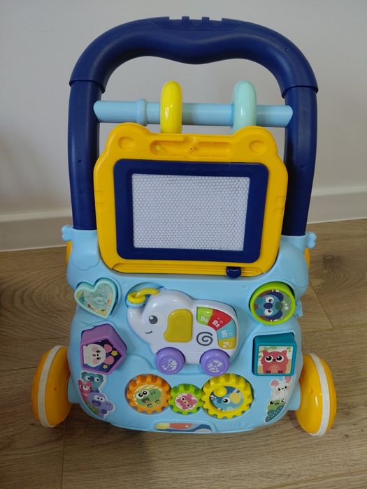 Pchacz z tablicą muzyką klockami